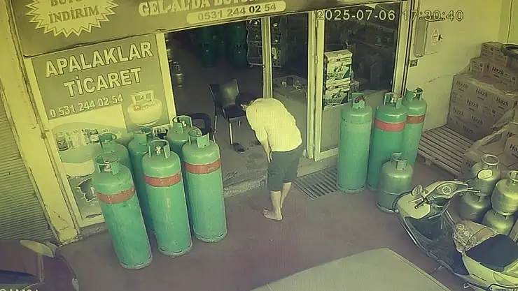 Dükkana giren yılan, esnafı sokağa fırlattı