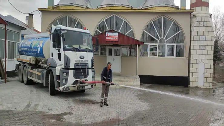 Edremit Belediyesi'nden camilerde temizlik çalışması