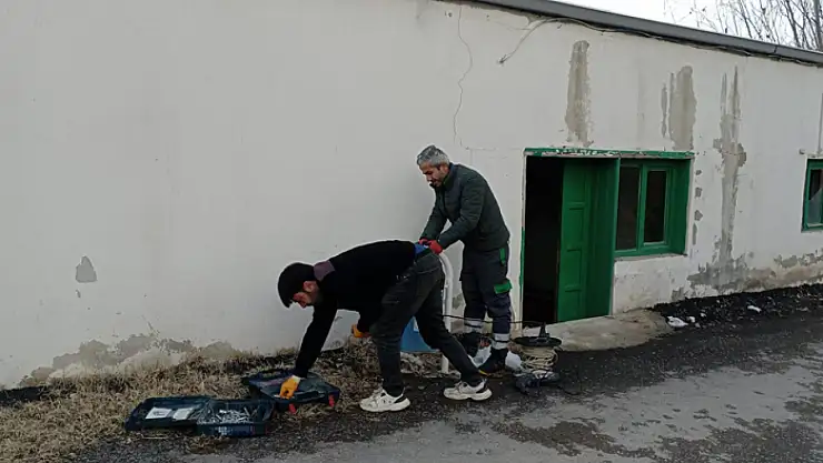 Edremit Belediyesi'nden çöp kutularını onarıyor