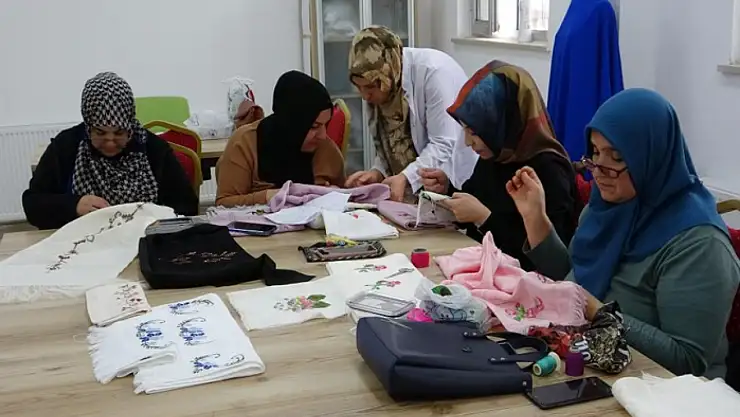 Edremit Belediyesi'nin kursları katkı sağlıyor