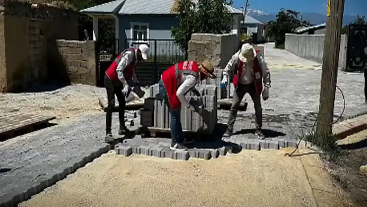 Edremit Belediyesi'nin yol çalışmaları sürüyor