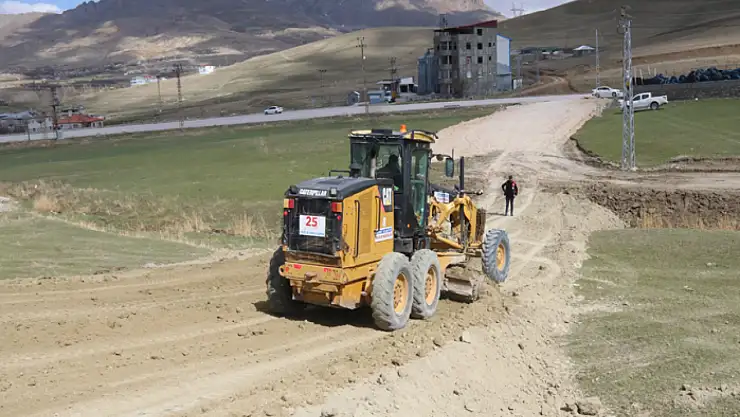 Edremit Belediyesi yol çalışmalarına devam ediyor