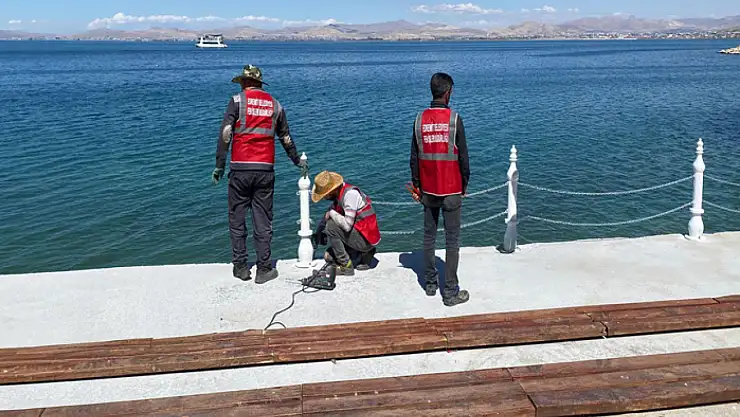 Edremit Kent Meydanı kıyısında duba çalışmaları sürüyor