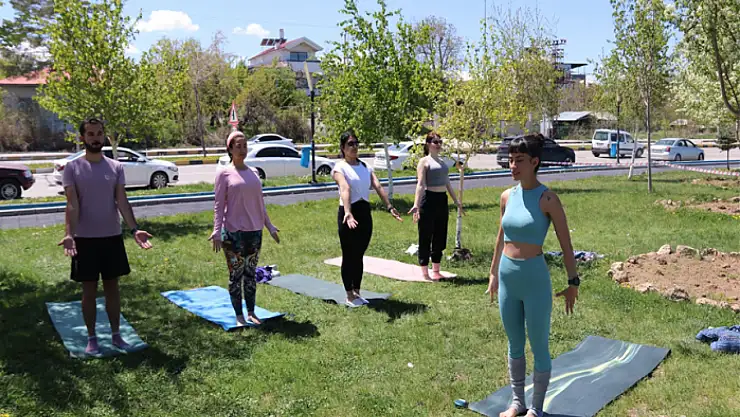 Edremit sahilinde ücretsiz yoga etkinliği