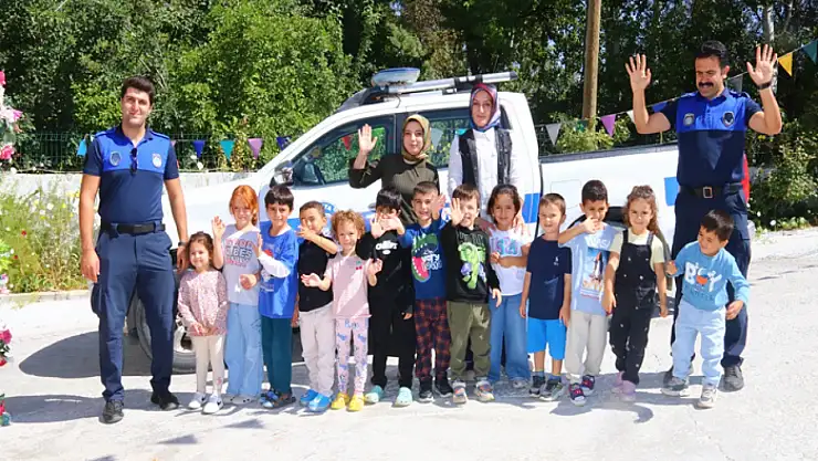 Edremit'te kreş öğrencilerine mesleki tanıtım etkinliği