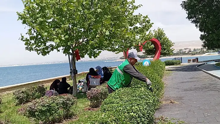 Edremit'te park ve bahçelerde çalışmalar devam ediyor