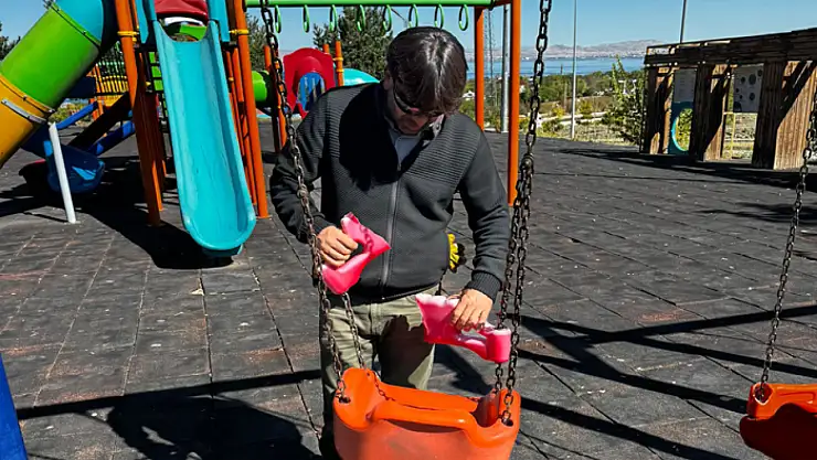 Edremit'te park ve yeşil alanlarda bakım onarım çalışması