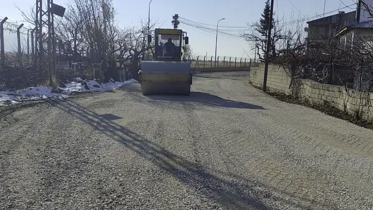 Edremit'te yol çalışmaları hız kesmeden sürüyor