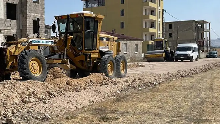 Edremit'te yol yapım ve iyileştirme çalışmaları devam ediyor