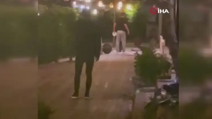 Eğlence mekanında bıçaklı kavga kamerada