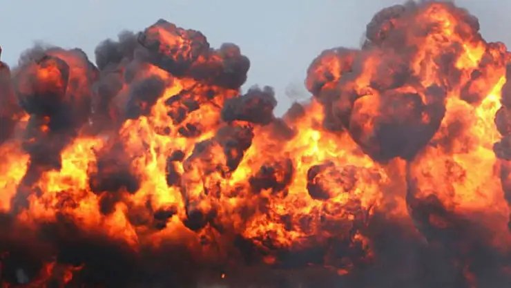 Ekvador'da AVM'nin önündeki araç bomba gibi patladı: 1 ölü