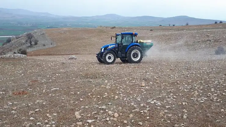 Elazığ'da meralarda gübreleme çalışması sürüyor