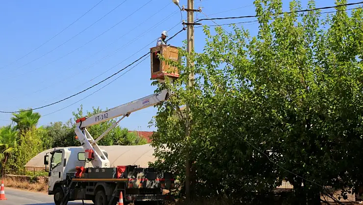Elektrik direğinden kopan tel demir kapıya düştü, akıma kapılan adam yaralandı