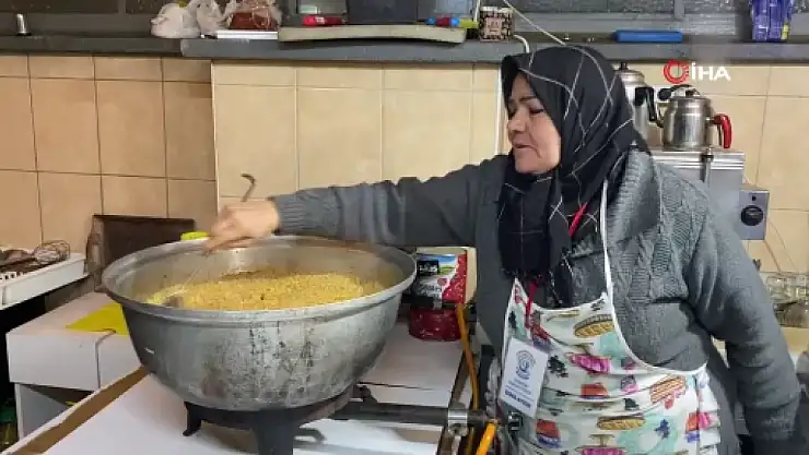 Emekli öğretmen elleri yana yana muhtaçlara gönüllü aşçılık yapıyor