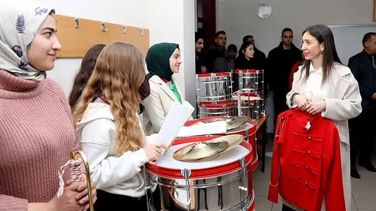 Erciş Güzel Sanatlar Lisesi öğrencilerine enstrüman desteği