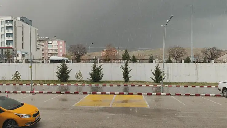 Erciş'te dolu yağışı etkili oldu
