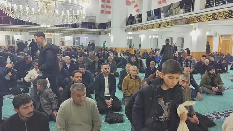 Erciş'te Kadir Gecesi dualarla idrak edildi