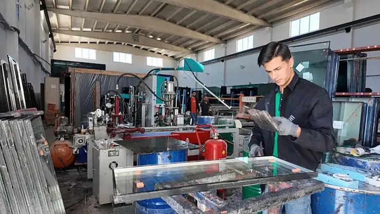 Erciş'te kurulan cam atölyesi bölgenin ihtiyacını karşılıyor