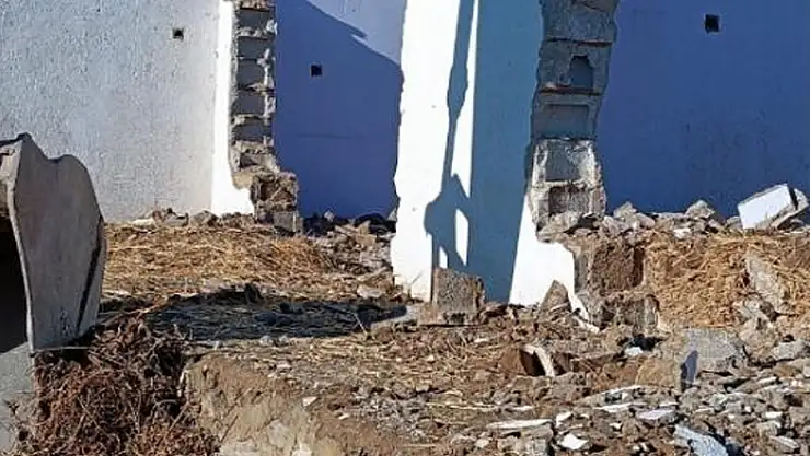 Erciş'te metruk yapıların yıkımı sürüyor