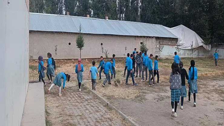 Erciş'te öğrenciler ve öğretmenlerden çevre temizliği