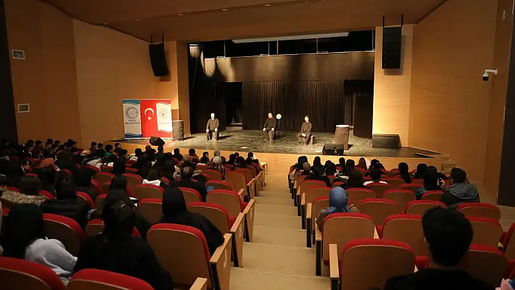 Erciş'te 'Şahidimiz Anadolu' Tiyatro Oyunu Sahnelendi