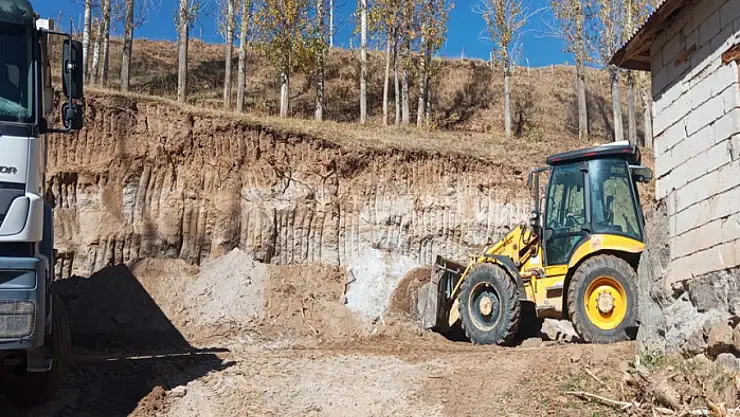 Erciş'te taziye evi çevresinde düzenleme çalışması