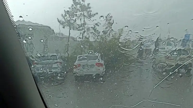 Erciş'te yağmur ve dolu etkili oldu
