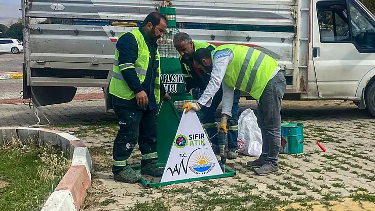 Erciş ve Gevaş ilçelerine atık plastik kutuları bırakıldı