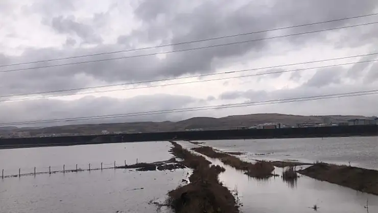 Eriyen kar, derelerin debisini yükseltti