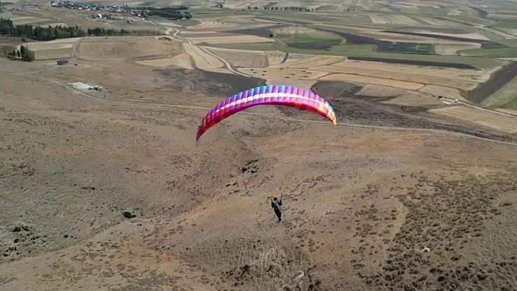 Erzurum'da gökyüzü rengarenk paraşütlerle süslendi