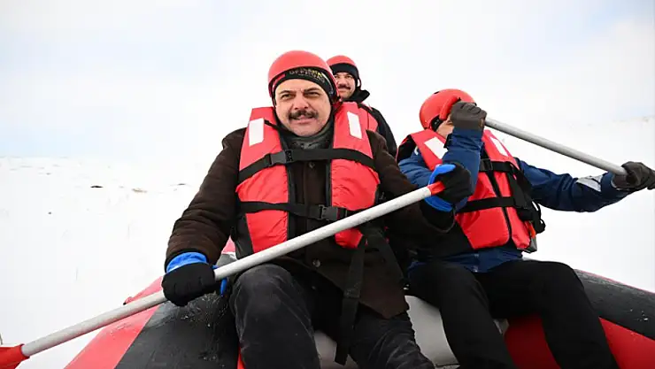 Erzurum Valisi Mustafa Çiftçi, macera tutkunlarıyla kar raftingi yaptı