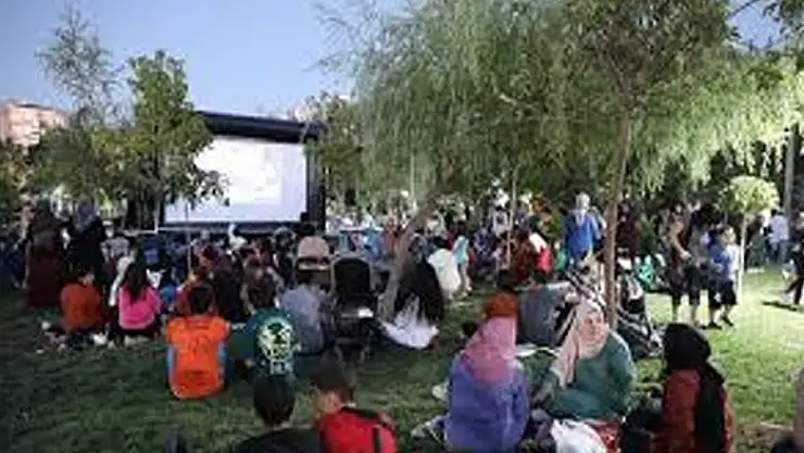 Esenler Mahallesinde açık hava film gösterimi   