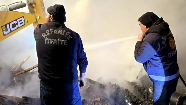 Ev ve odunluk yandı