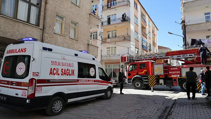 Evde uyuya kalan gençler, ekipleri seferber etti