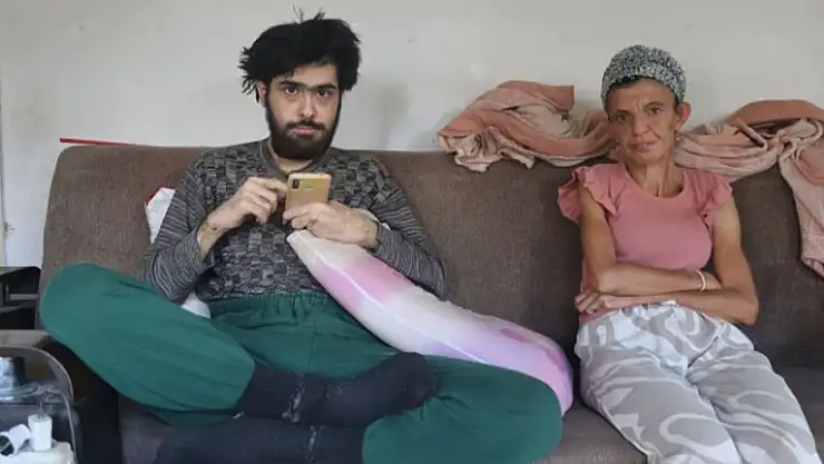 Eve ve sanal dünyaya bağımlı hale gelen genç, annesine acı çektiriyor