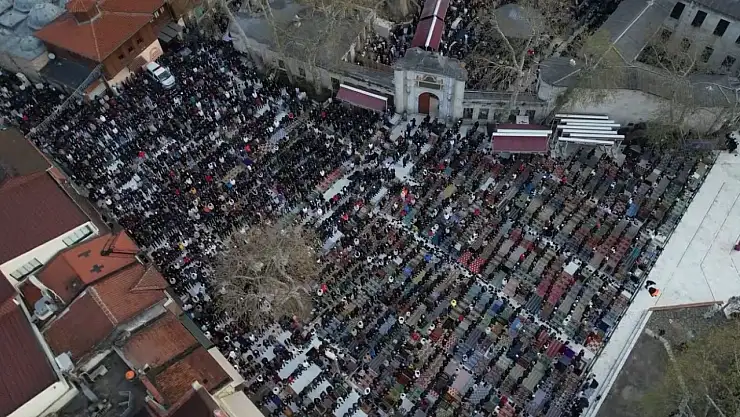 Eyüpsultan Camii'nde bayram namazı havadan görüntülendi