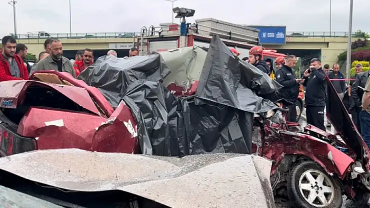 Feci kaza! Hurdaya dönen araçta hayatlarını kaybettiler