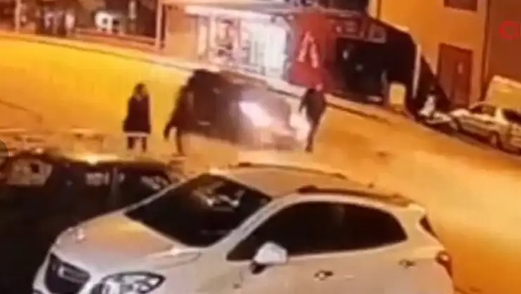 Feci kaza! Yaşlı adama iki otomobil birden çarptı