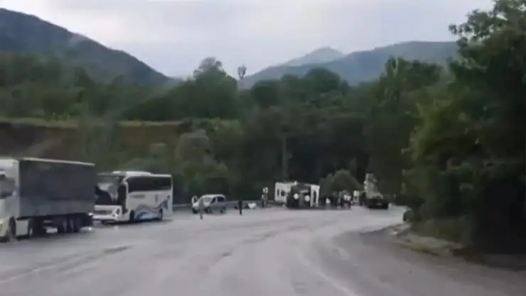 Feci kaza! Yolcu otobüsü tır çarpıştı, ölü ve yaralılar var