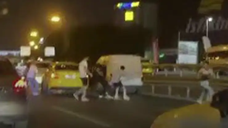 Feci yol verme kavgası