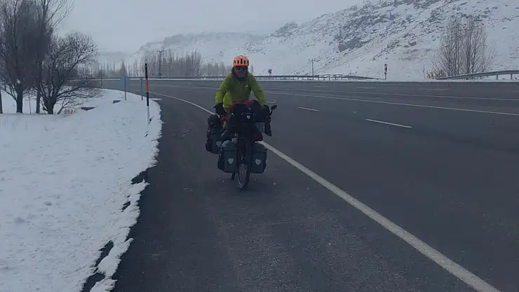 Fransız bisikletçi Van'da eksi 18 derecede pedal çevirdi