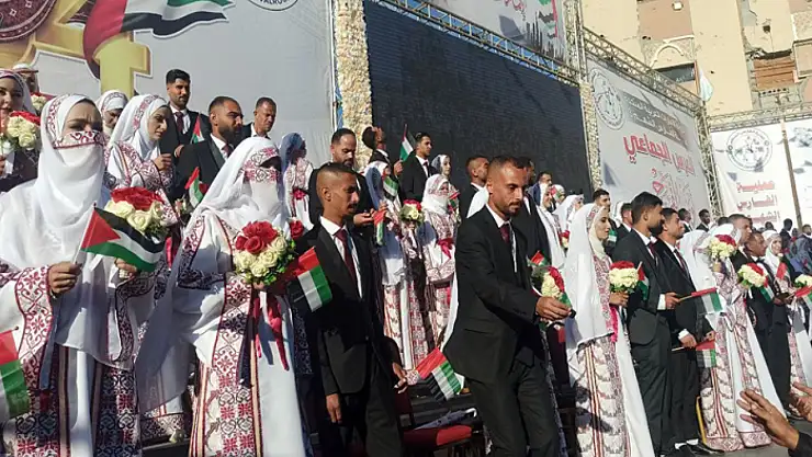 Gazze'de 54 çift savaşın gölgesinde dünya evine girdi