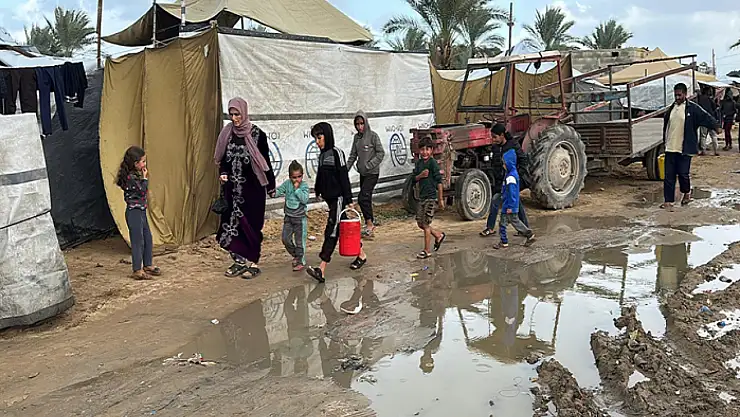 Gazze'de etkili olan şiddetli yağış, mevcut insani krizi daha da derinleştiriyor