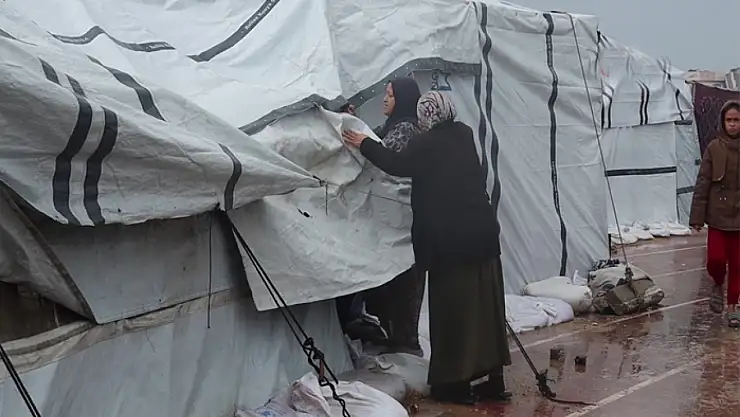 Gazze'de yerinden edilen Filistinlilerin çadırlarını su bastı