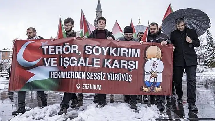 Gazze için sessiz yürüyüşler sürüyor