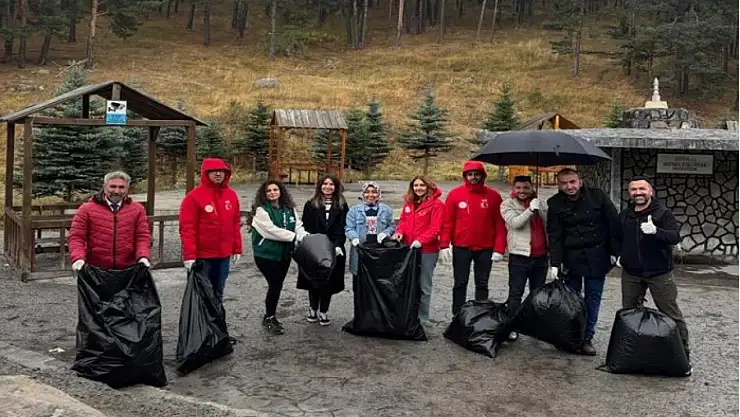 Gençler çevre temizliği yaptı