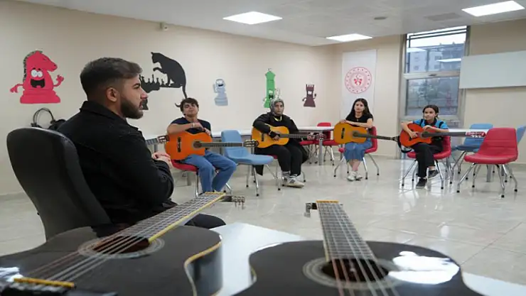Gençlik Merkezi'nde gençler sanatı keşfediyor