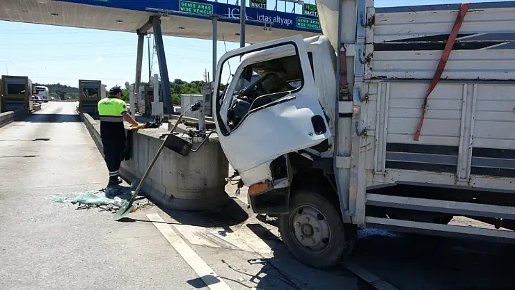 Gişelerde kamyonet beton bariyere daldı: 3 yaralı