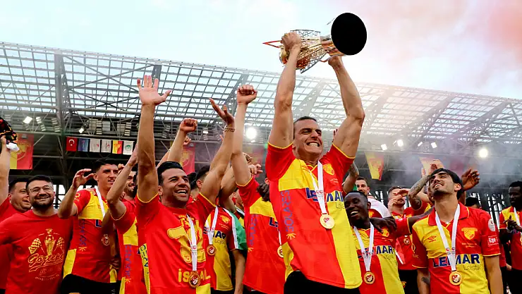 Göztepe şampiyonluk kupasını kaldırdı