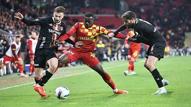 Göztepeli Anthony Dennis'le, Stuttgart ve Leeds United ilgileniyor